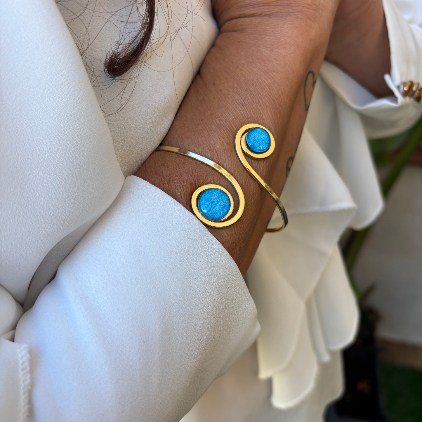 Brazalete dorado "Doble Sol Azul Mediterráneo" – Vidrio fundido y brass bañado en Oro.