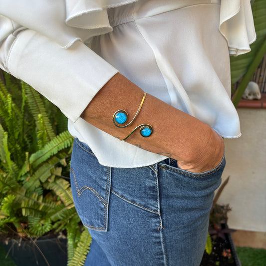 Brazalete dorado "Doble Sol Azul Mediterráneo" – Vidrio fundido y brass bañado en Oro.