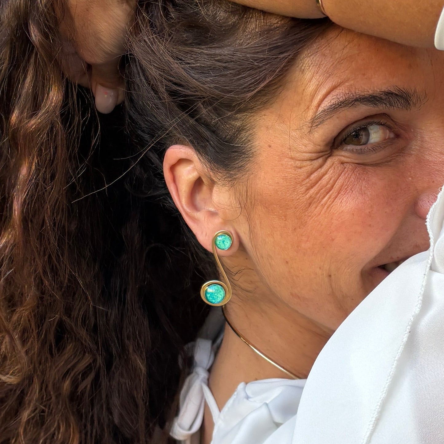 Pendientes "Doble Sol Esmeralda" – Vidrio fundido y brass bañado en Oro.