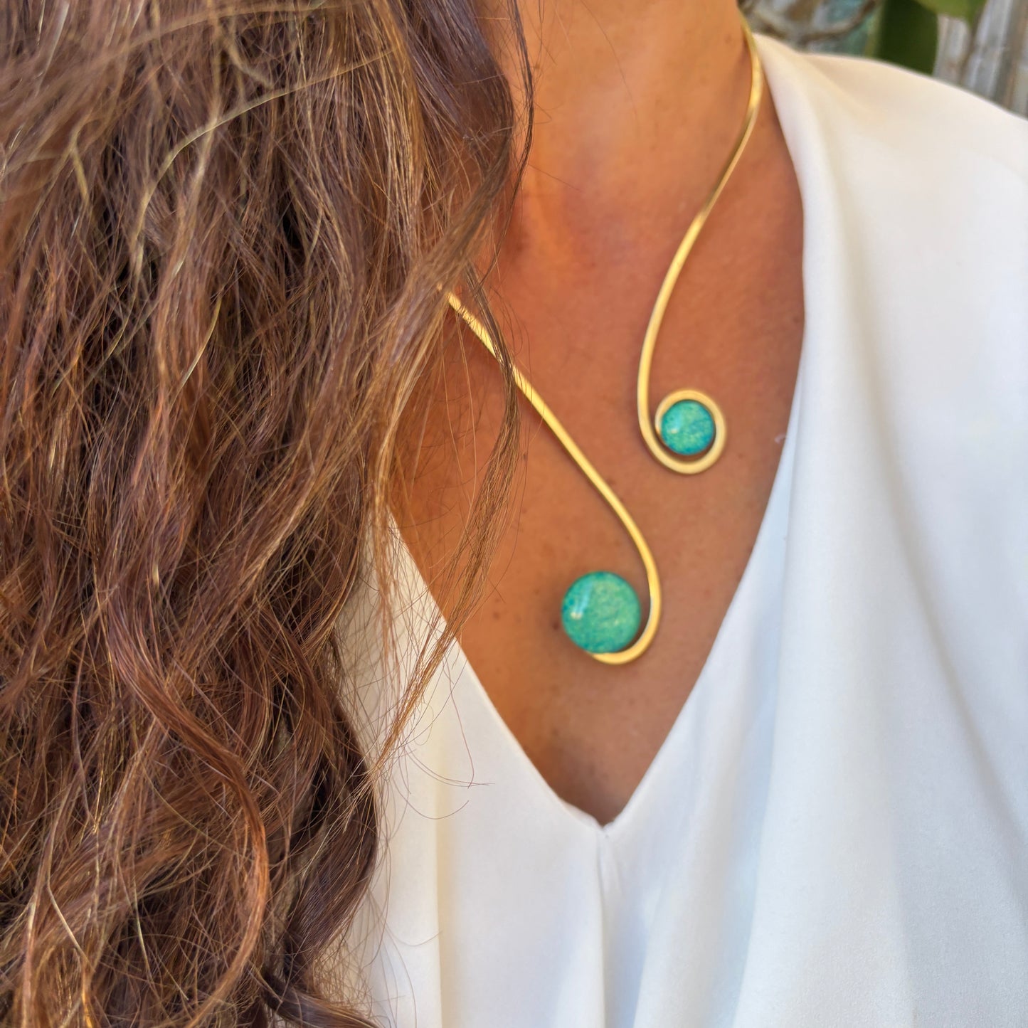 Collar dorado "Doble Sol Esmeralda" – Vidrio fundido y brass bañado en oro.