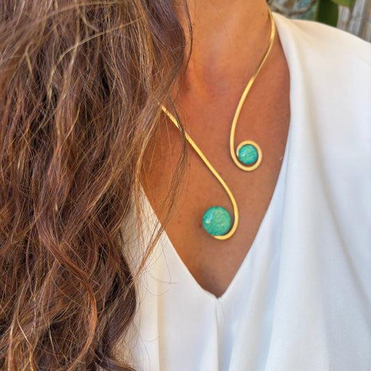 Collar dorado "Doble Sol Esmeralda" – Vidrio fundido y brass bañado en oro.