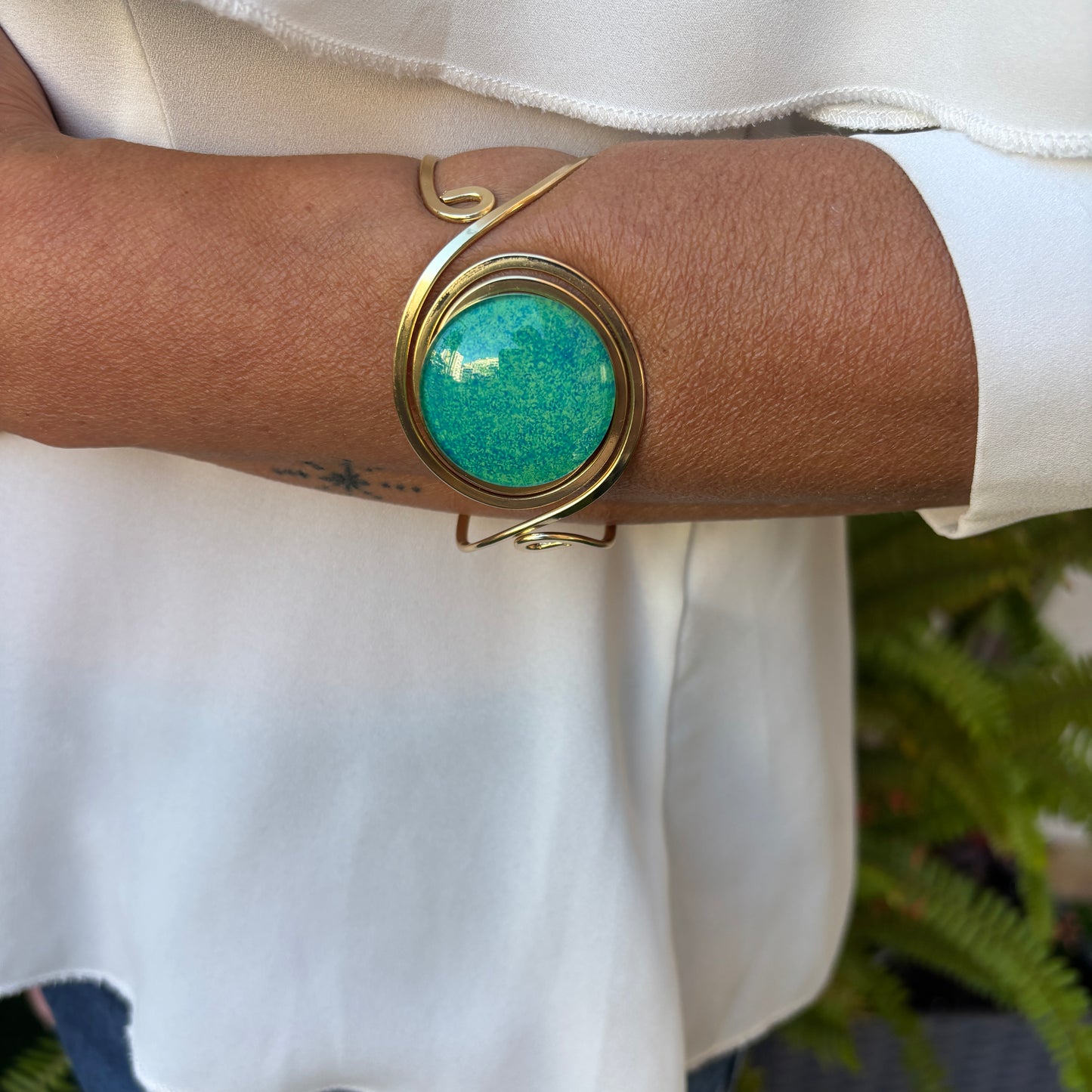 Brazalete dorado "Sol Esmeralda" – Vidrio fundido y brass bañado en Oro.