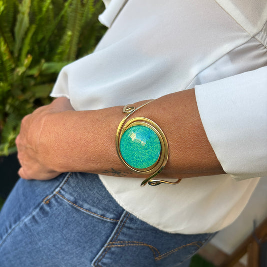 Brazalete dorado "Sol Esmeralda" – Vidrio fundido y brass bañado en Oro.