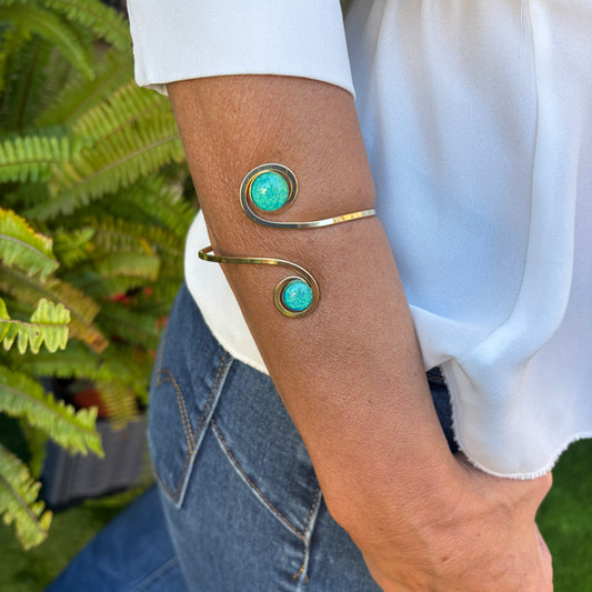 Brazalete dorado "Doble Sol Esmeralda" – Vidrio fundido y brass bañado en Oro.