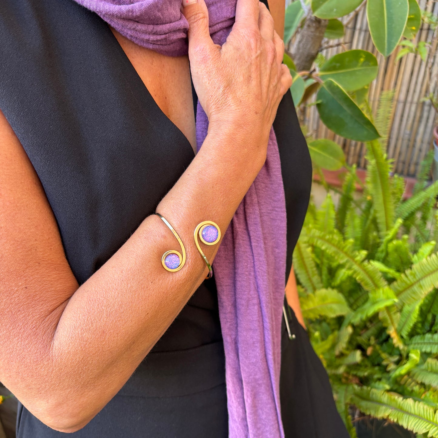 Brazalete dorado "Doble Sol Violeta" – Vidrio fundido y brass bañado en Oro.