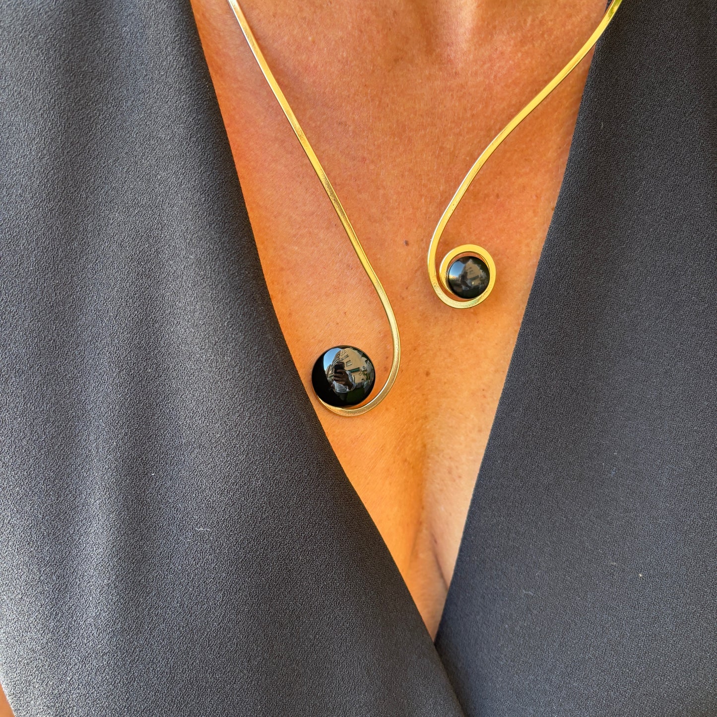 Collar dorado "Doble Sol Negro" – Vidrio fundido y brass bañado en oro.