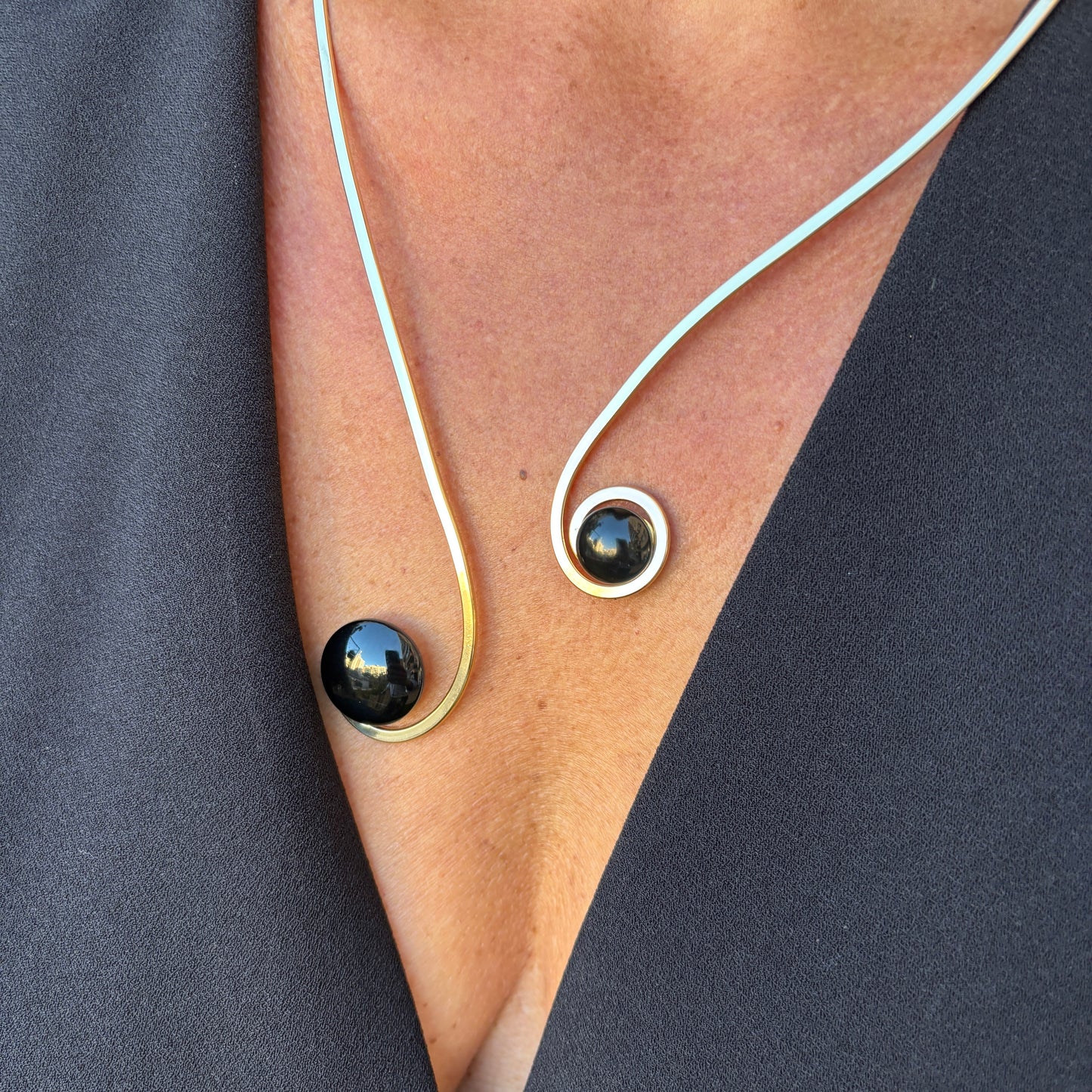Collar dorado "Doble Sol Negro" – Vidrio fundido y brass bañado en oro.