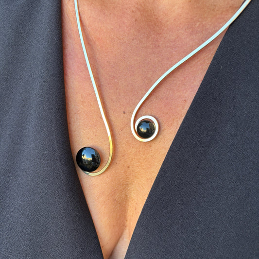 Collar dorado "Doble Sol Negro" – Vidrio fundido y brass bañado en oro.