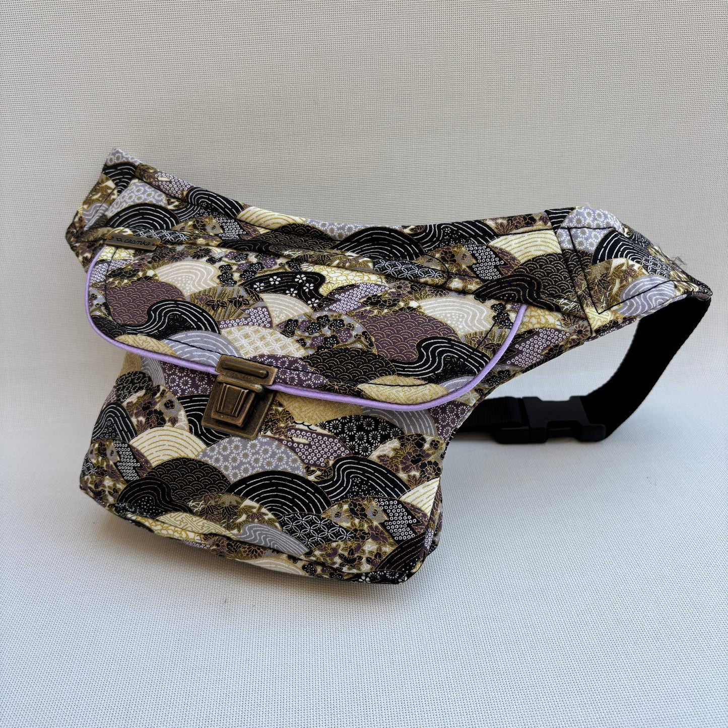 30% Dto. Pack Riñonera Mini + 3 Pulseras "Special Japanese" + Bolsillo trasero extra · Pieza Única Núm. 17460