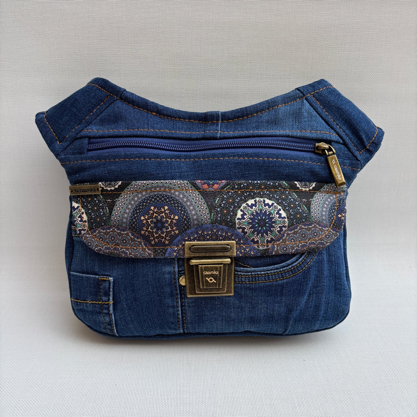 Riñonera ♻️ Jeans Recycled ♻️ + Bolsillo trasero con cremallera · Pieza Única Núm. 18233