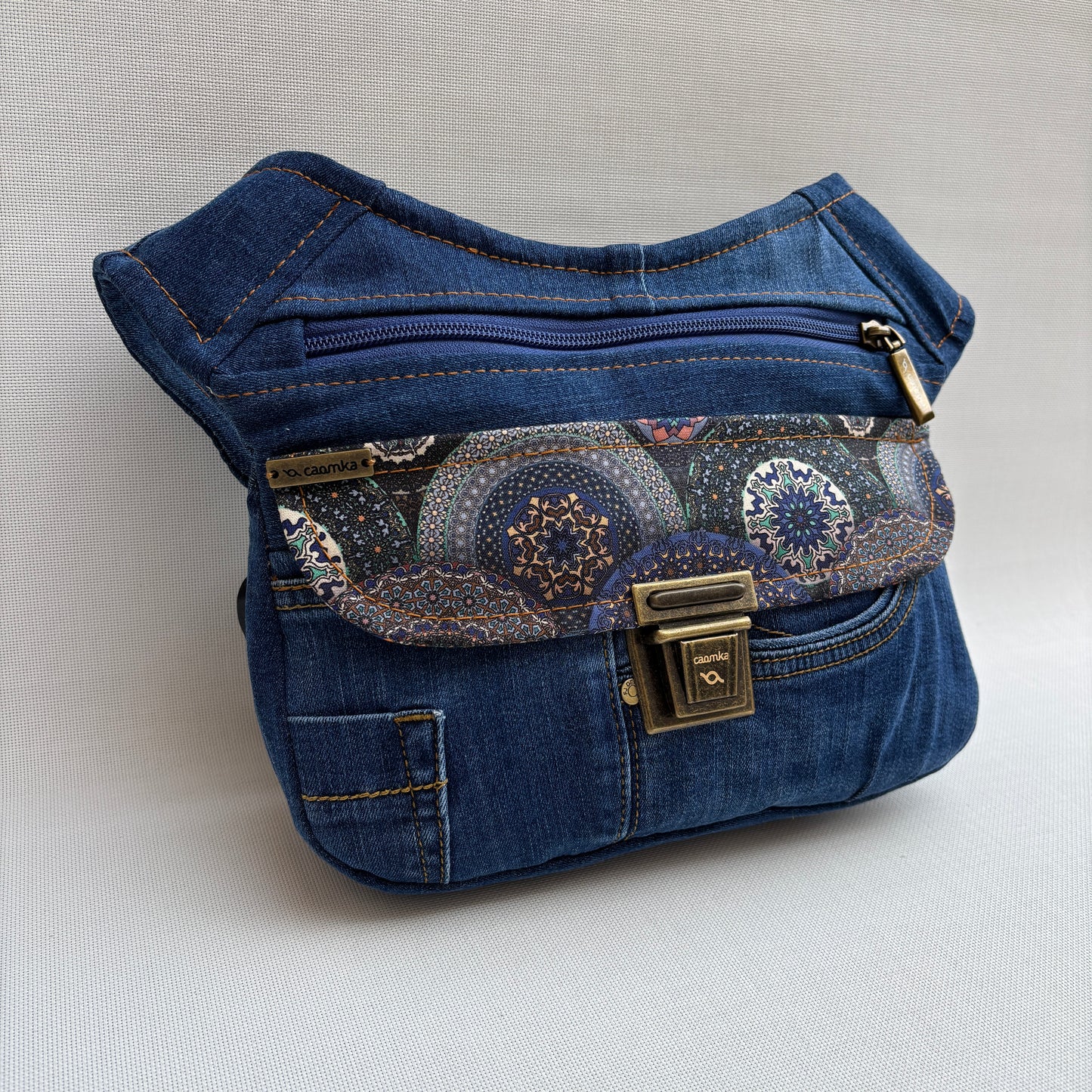 Riñonera ♻️ Jeans Recycled ♻️ + Bolsillo trasero con cremallera · Pieza Única Núm. 18233