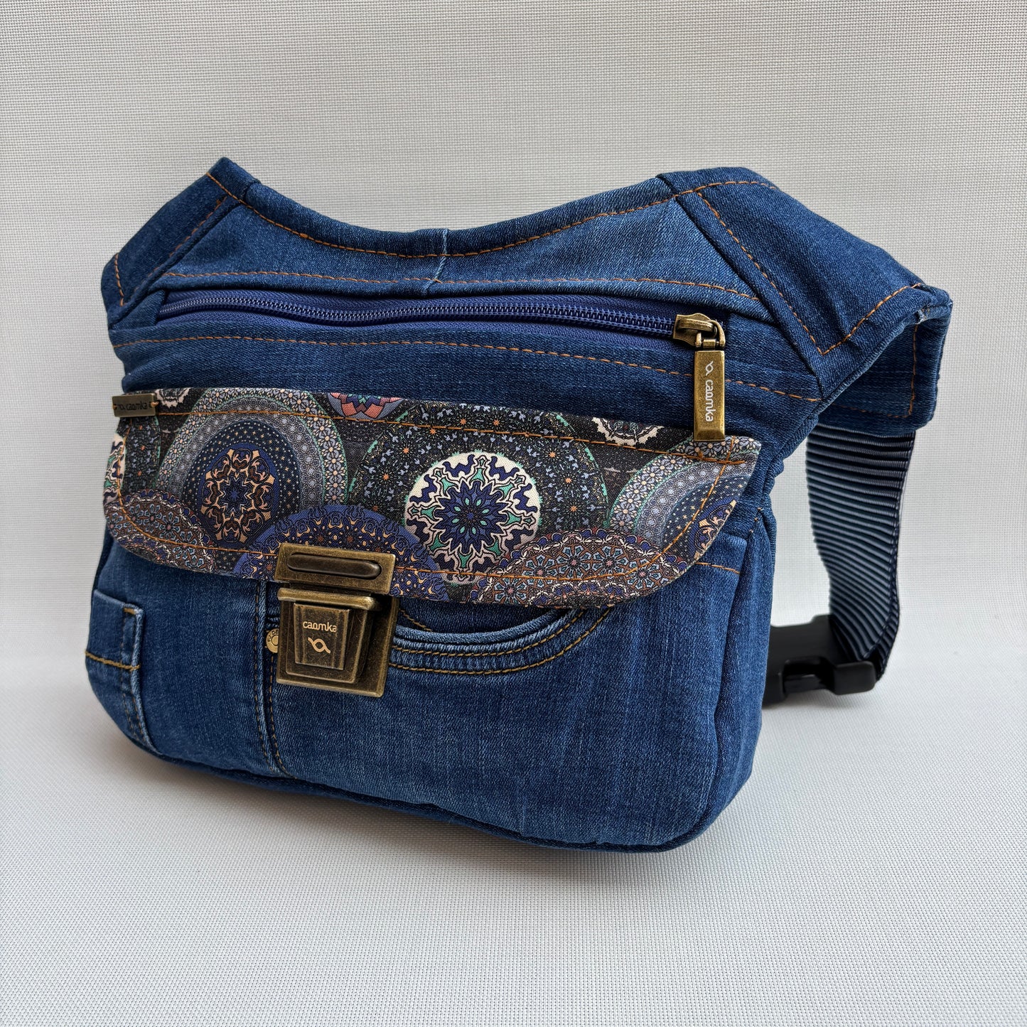 Riñonera ♻️ Jeans Recycled ♻️ + Bolsillo trasero con cremallera · Pieza Única Núm. 18233