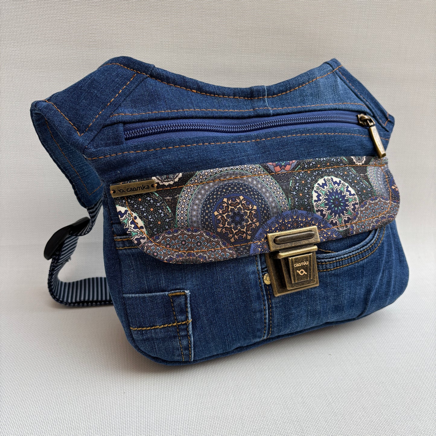 Riñonera ♻️ Jeans Recycled ♻️ + Bolsillo trasero con cremallera · Pieza Única Núm. 18233