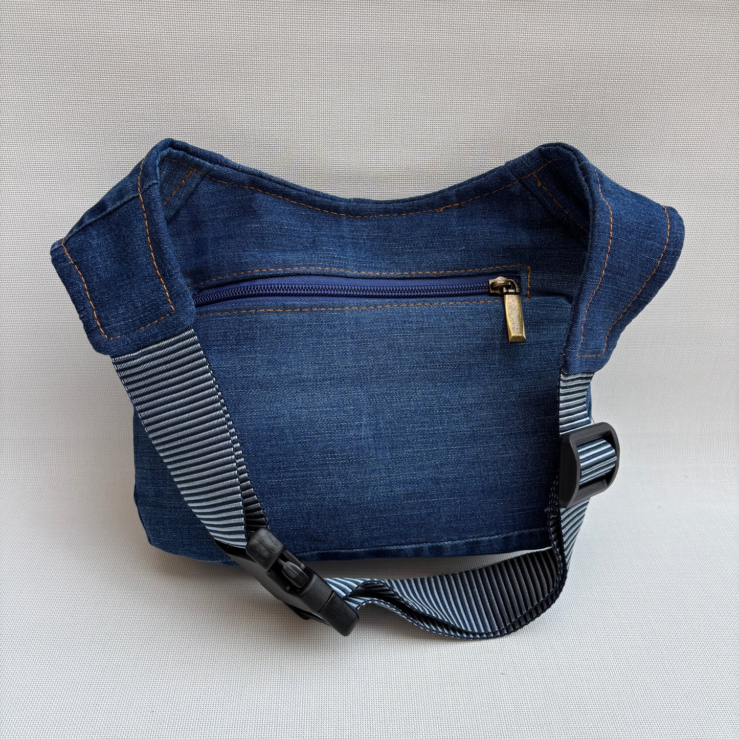 Riñonera ♻️ Jeans Recycled ♻️ + Bolsillo trasero con cremallera · Pieza Única Núm. 18233