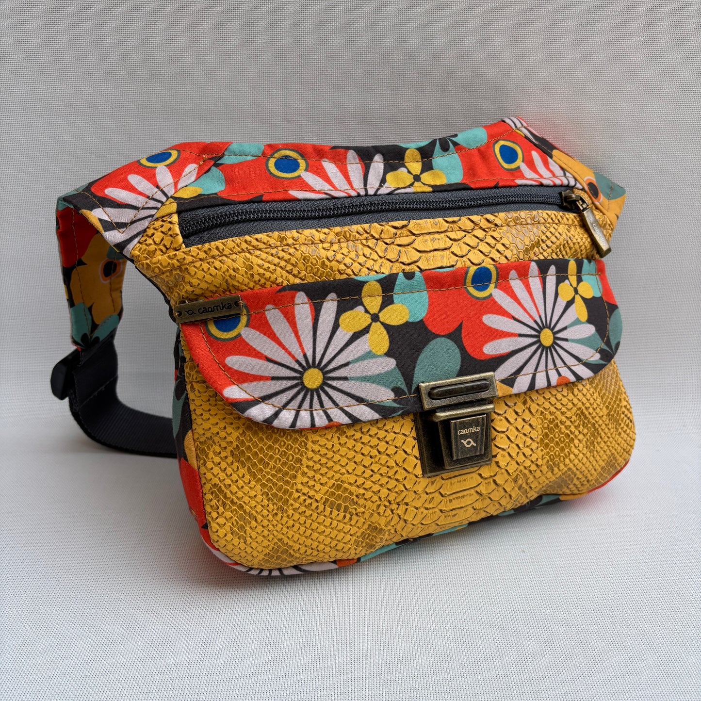 Riñonera "Special Flower Power" · Pieza Única Núm. 18382