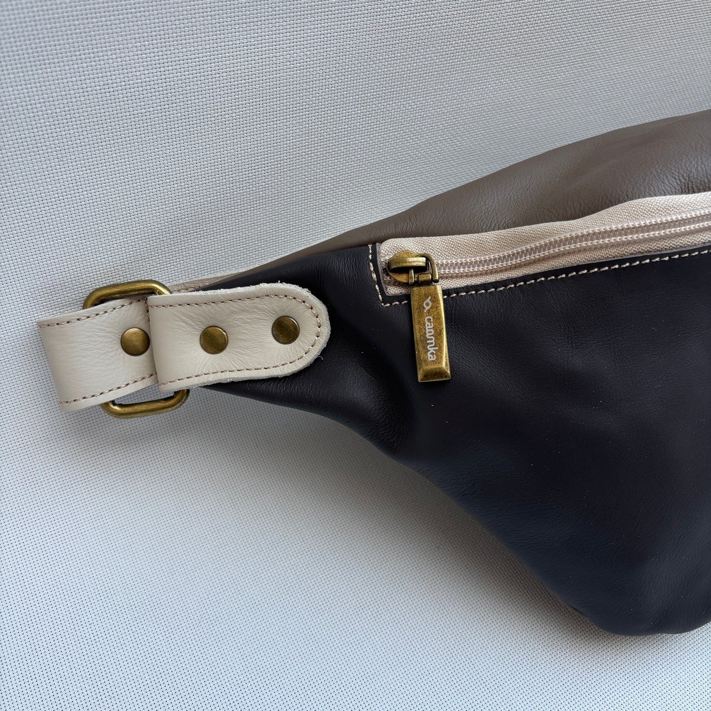 Riñonera "Retro Chic Watermelon Taupe" · Piel / Cuero · Pieza Exclusiva Núm. 17510