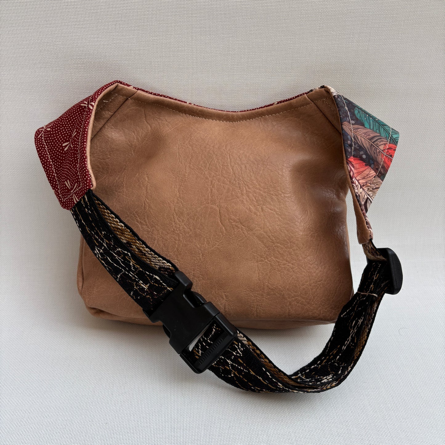 Riñonera "Elegant bird feathers Top" · Polipiel · Pieza Única Núm. 18239