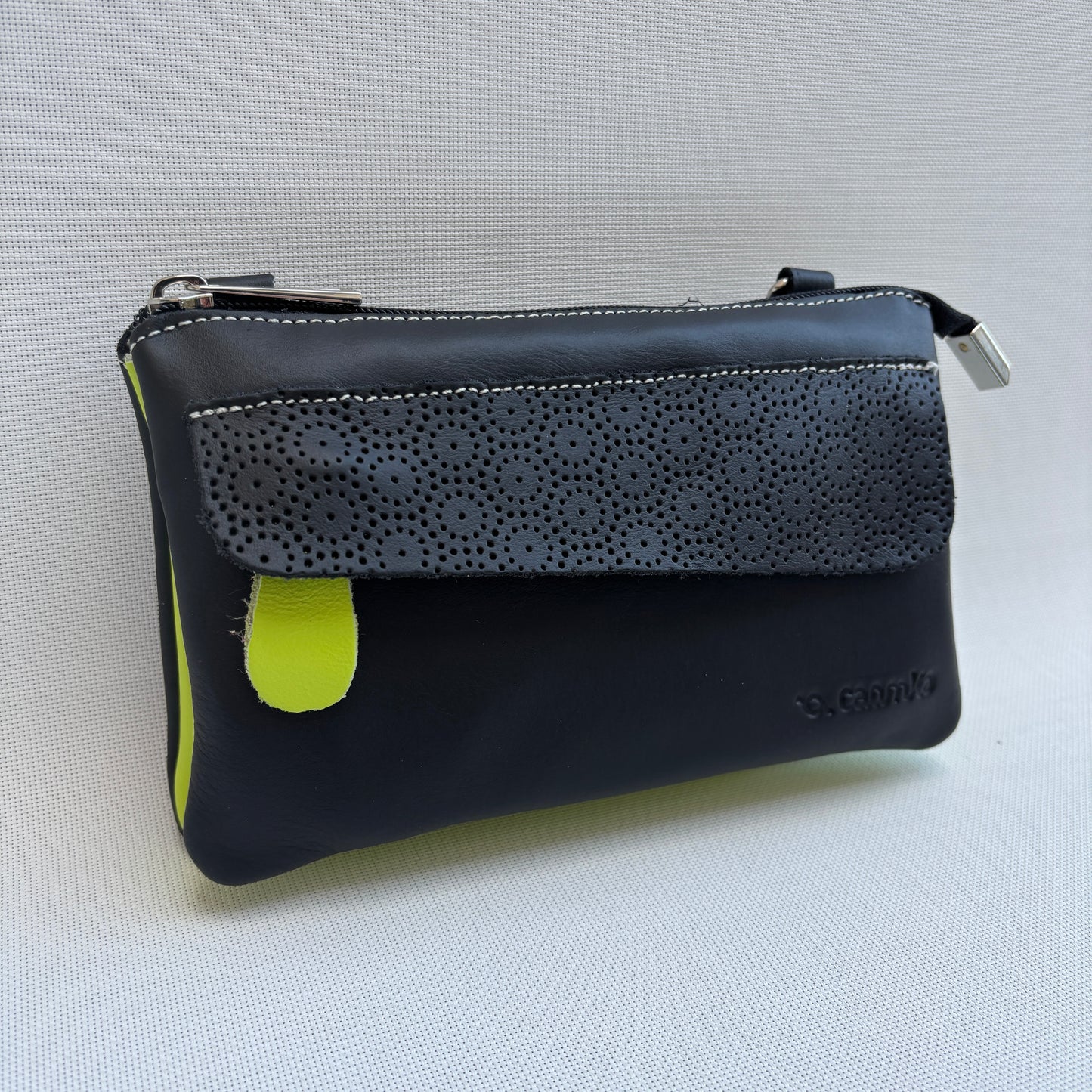 Riñonera multifunción NANO "Black & Pistachio" · Piel - Cuero · Pieza Exclusiva Núm. 17521