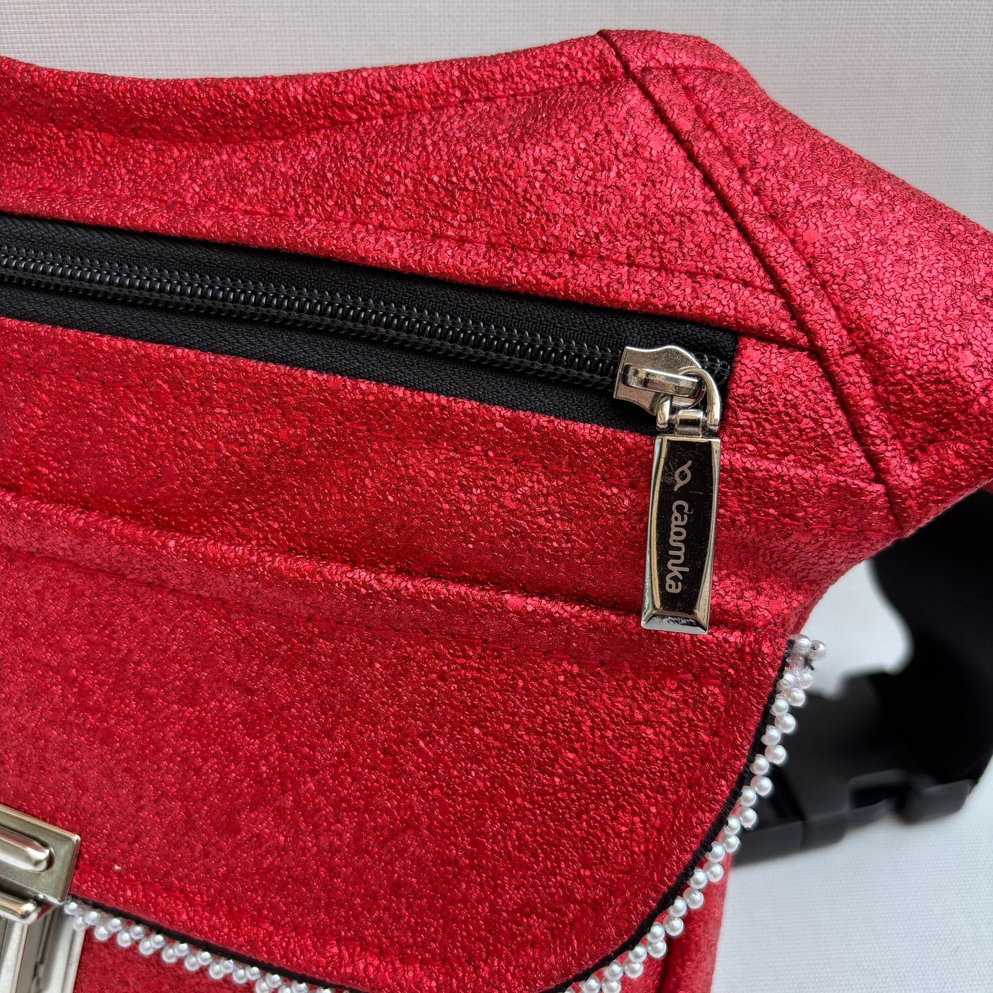 Riñonera "Party The Woman in Red" + Bolsillo trasero · Polipiel · Pieza Única Núm. 18235