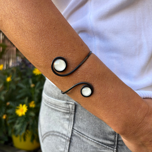 Brazalete "Doble Sol Blanco Éter" – Vidrio fundido y hierro forjado.