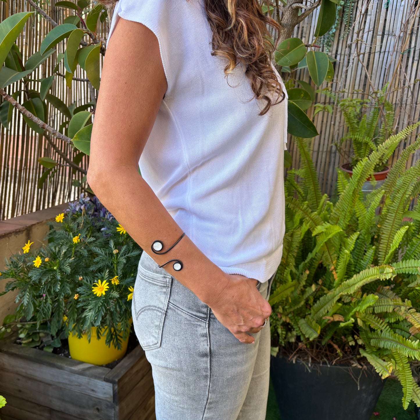 Brazalete "Doble Sol Blanco Éter" – Vidrio fundido y hierro forjado.