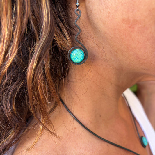 🎁 Pendientes "Onda Sol Esmeralda" – Vidrio fundido y hierro forjado. (100% off)