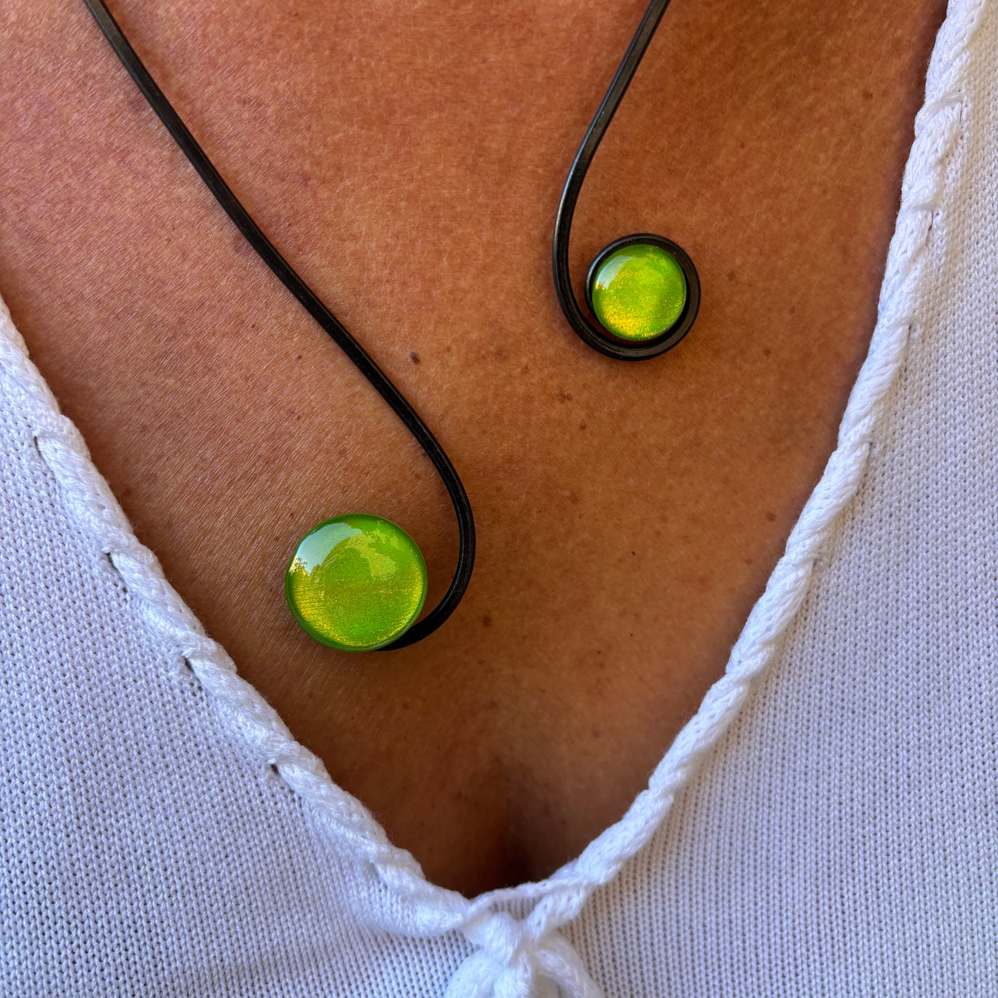 Collar "Doble Sol Lima" – Vidrio fundido y hierro forjado