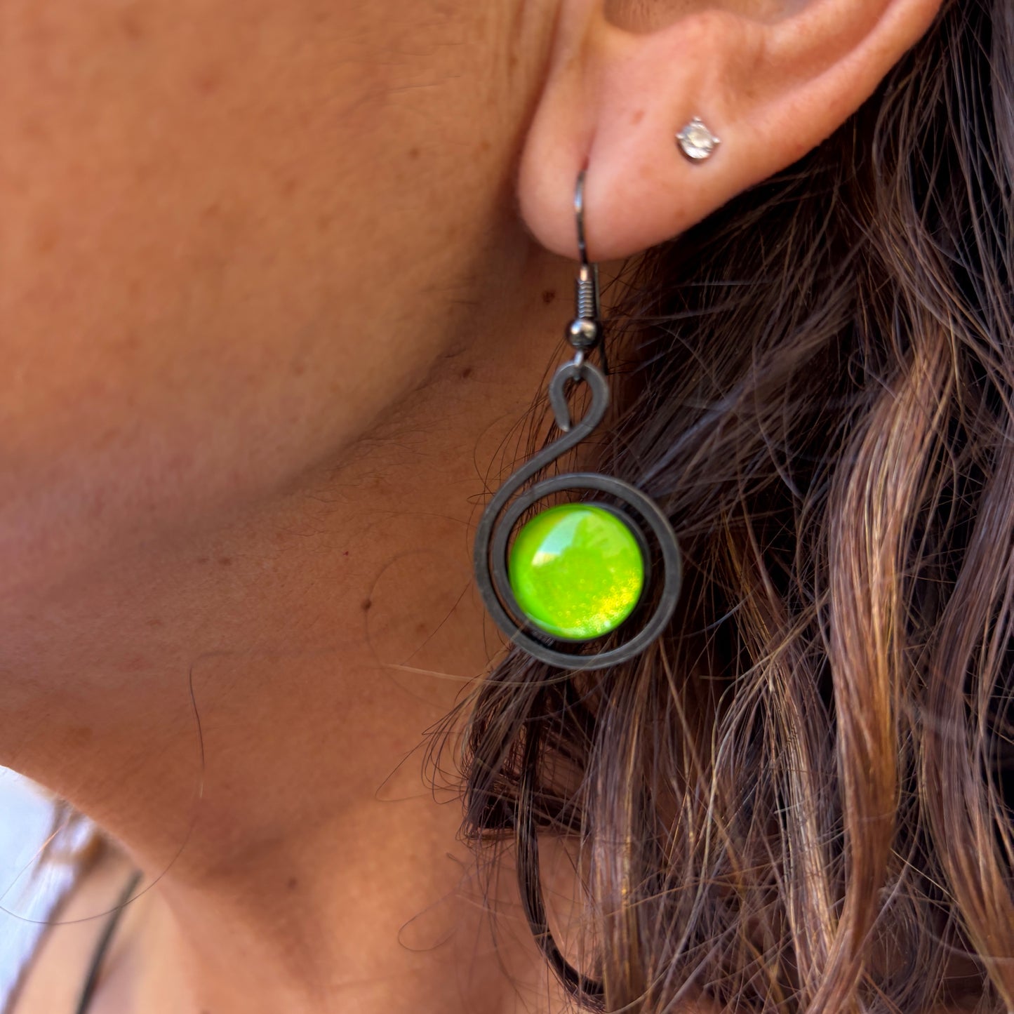 Pendientes "Caracol Lima" – Vidrio fundido y hierro forjado.