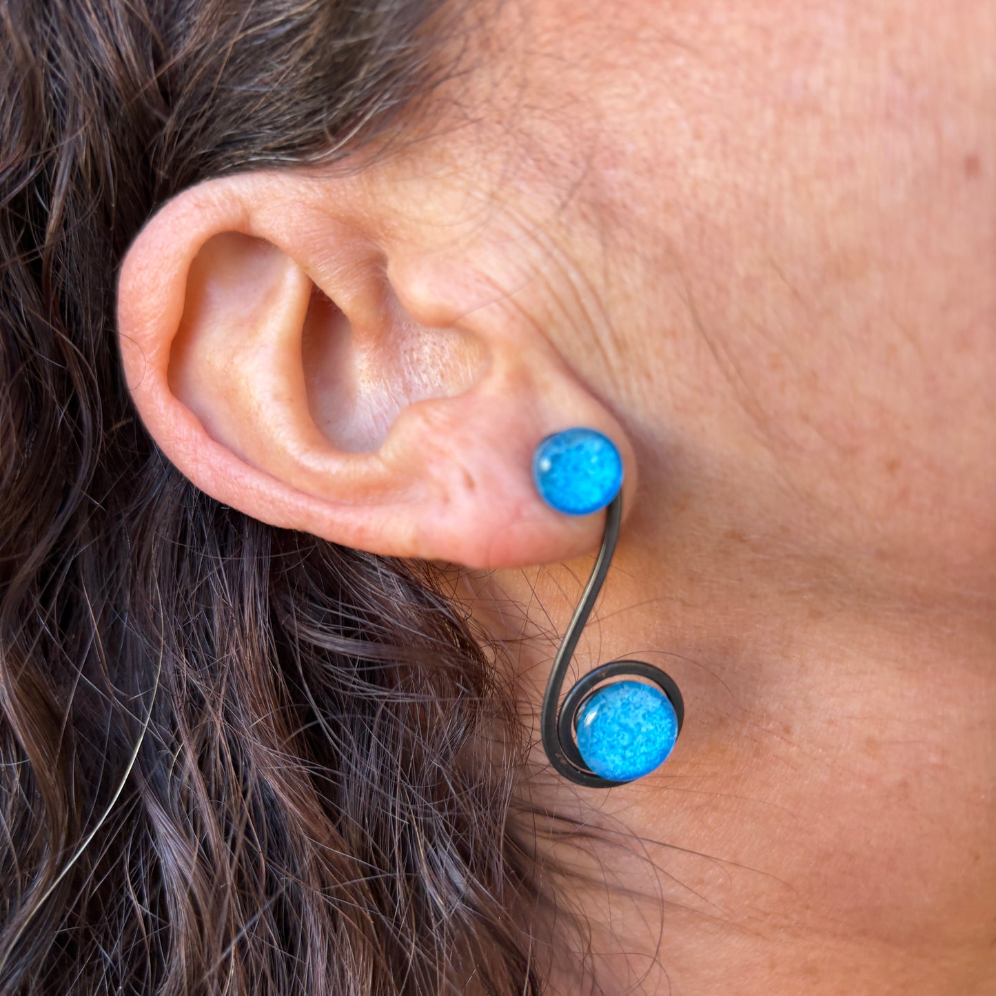 Pendientes "Doble Sol Azul Mediterráneo" – Vidrio fundido y hierro forjado.