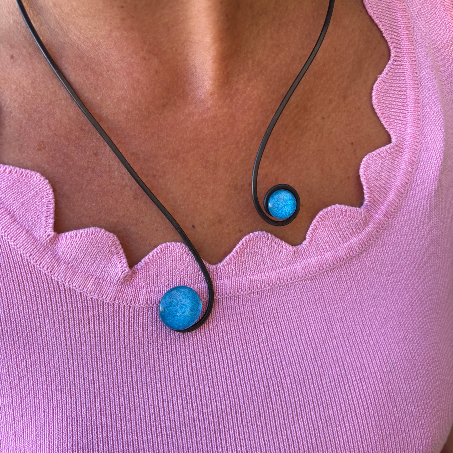 Collar "Doble Sol Azul" – Vidrio fundido y hierro forjado.