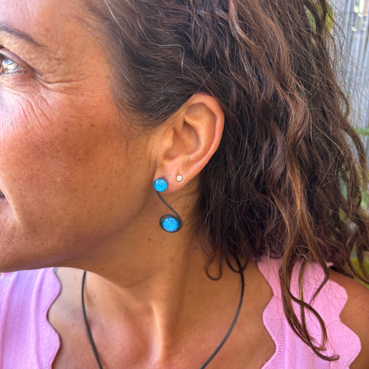 Pendientes "Doble Sol Azul Mediterráneo" – Vidrio fundido y hierro forjado.