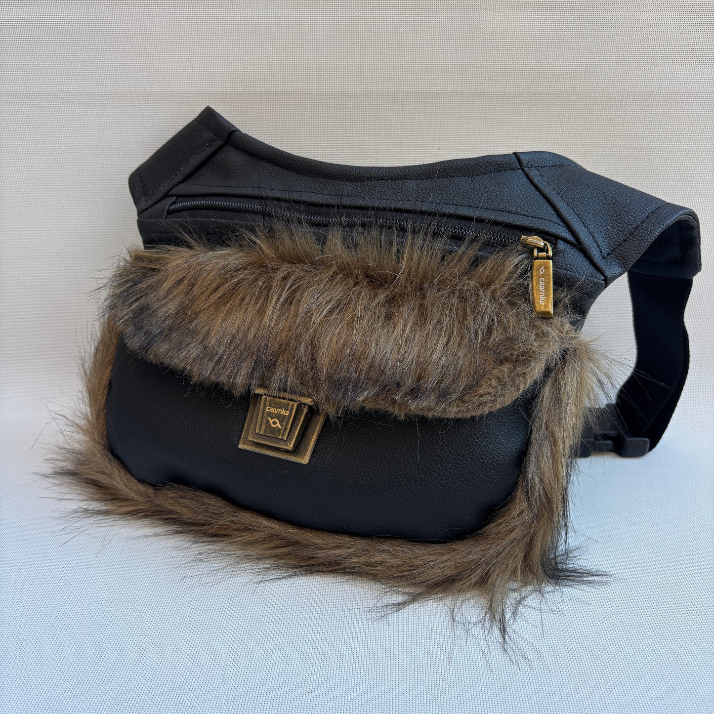 Riñonera "Special Elegant Fur" · Polipiel + Bolsillo trasero · Pieza Única Núm. 18276