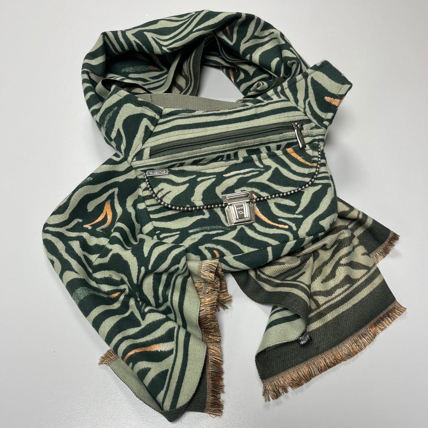 Pack Riñonera + Bufanda de franela "Sweet Green Animal Print" · Pieza Única Núm. 18257