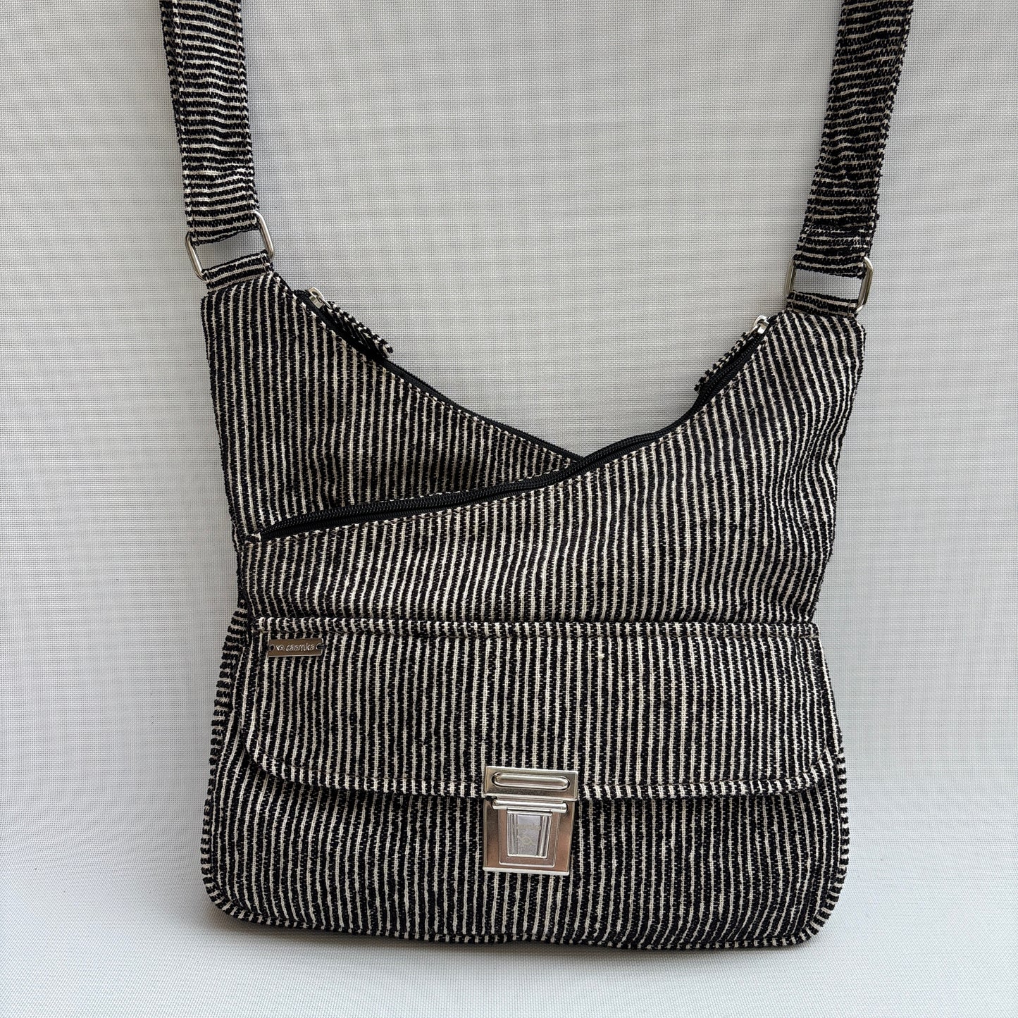 Bolso Bandolera Súper Caomka "Black Minimal Texture" · Pieza Única Núm. 19054