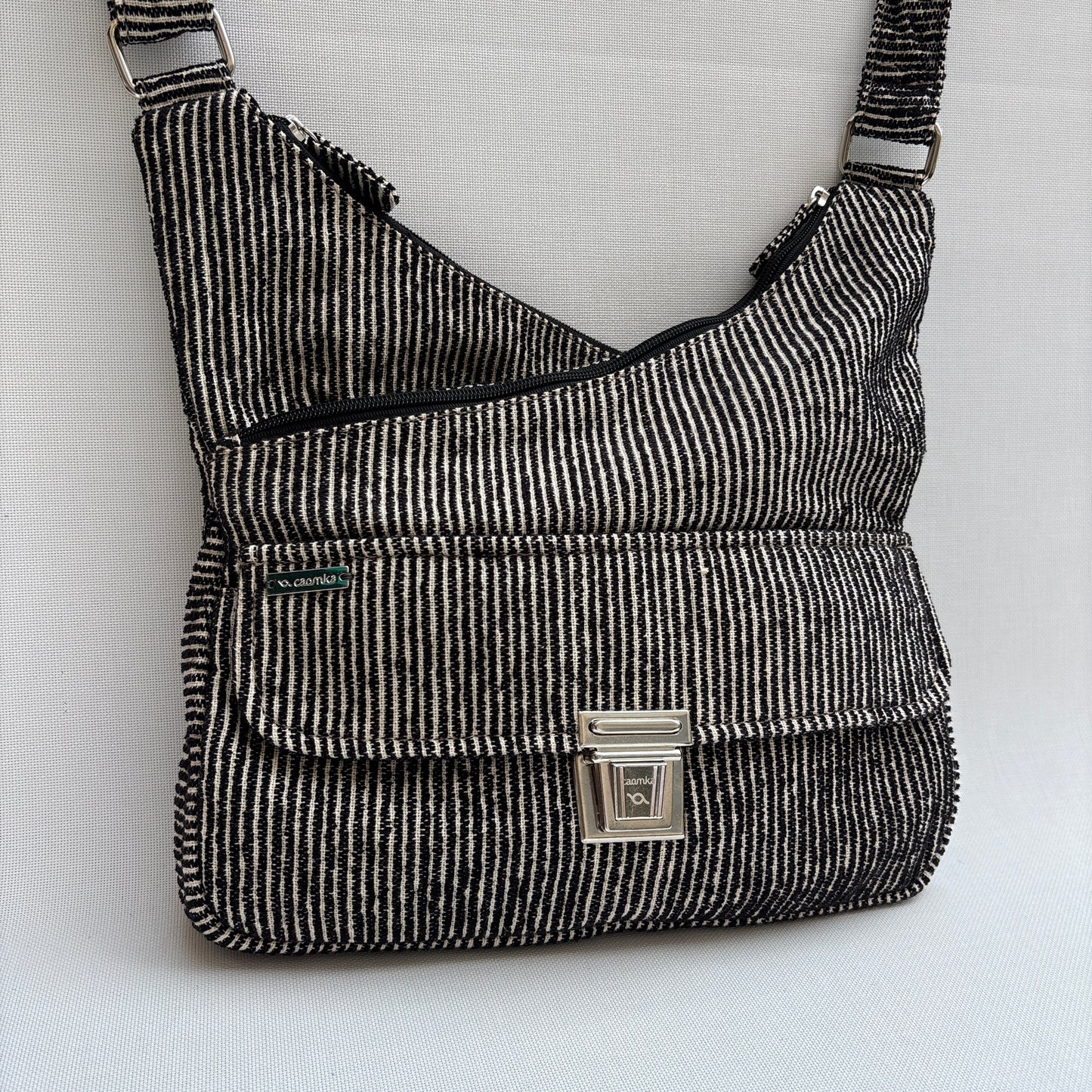 Bolso Bandolera Súper Caomka "Black Minimal Texture" · Pieza Única Núm. 19054