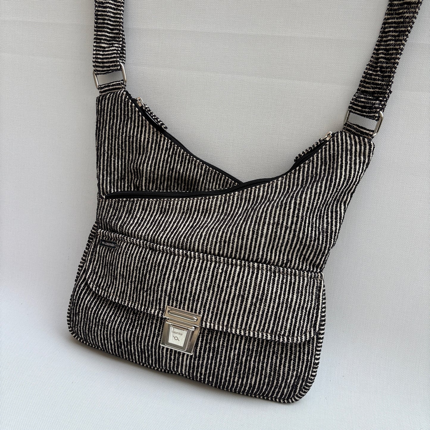 Bolso Bandolera Súper Caomka "Black Minimal Texture" · Pieza Única Núm. 19054