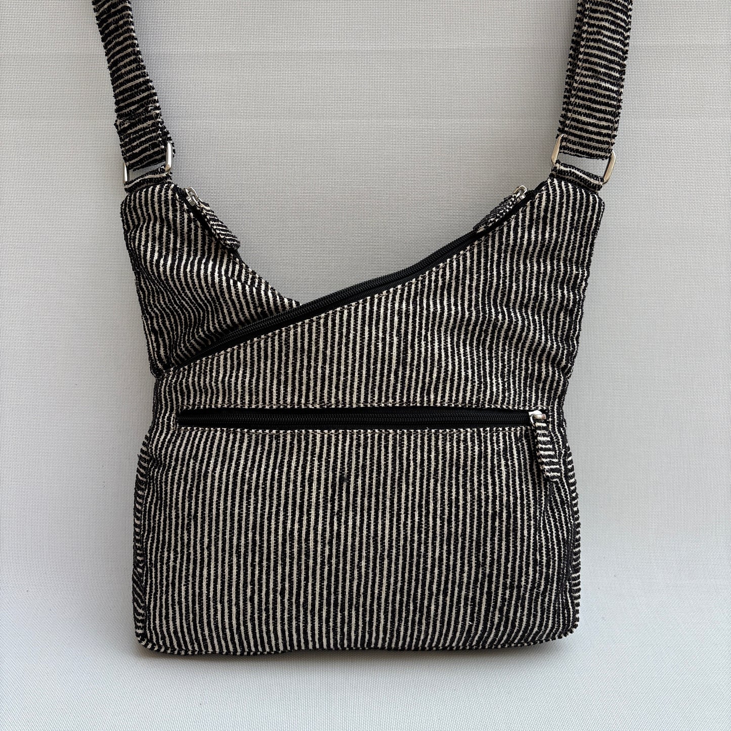 Bolso Bandolera Súper Caomka "Black Minimal Texture" · Pieza Única Núm. 19054
