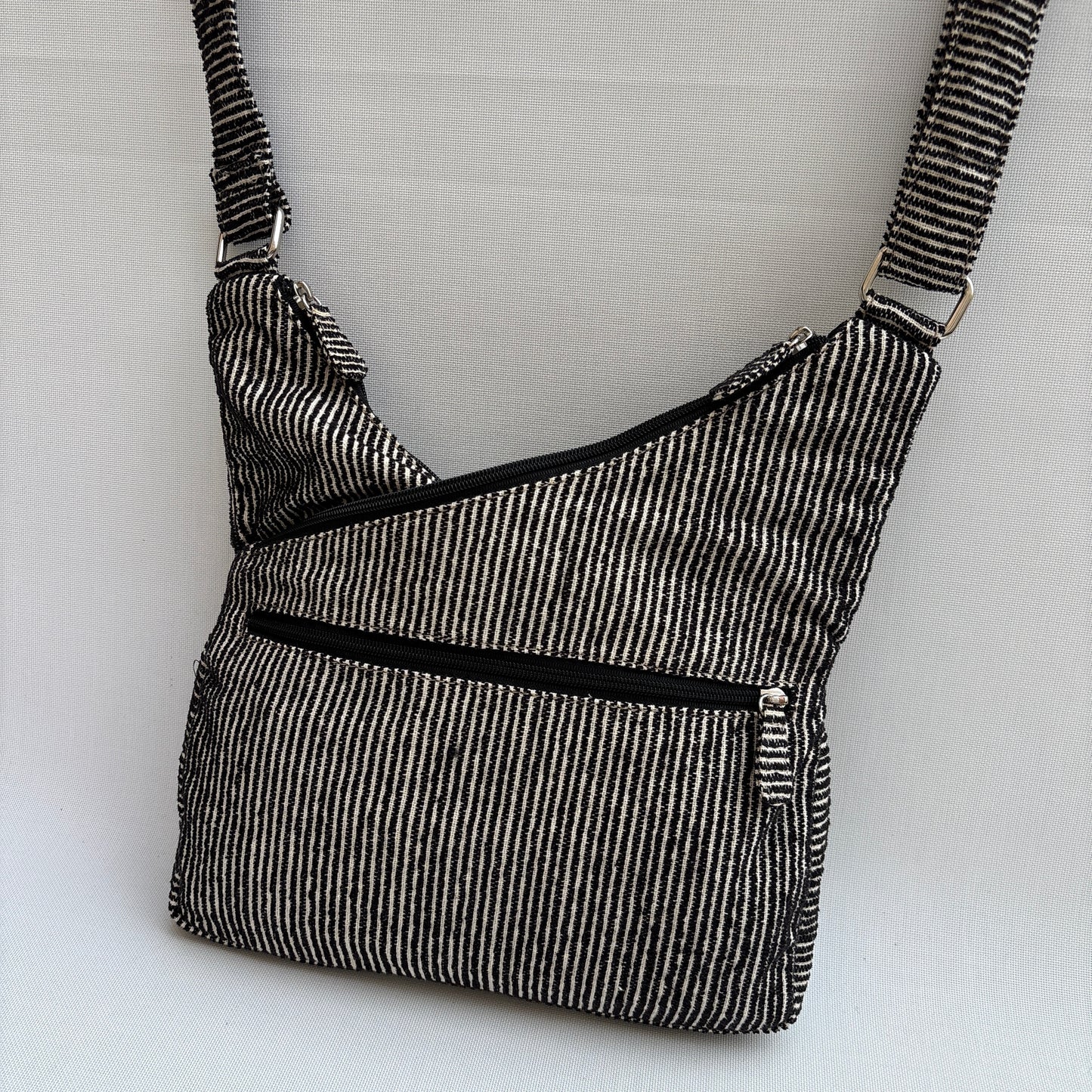Bolso Bandolera Súper Caomka "Black Minimal Texture" · Pieza Única Núm. 19054