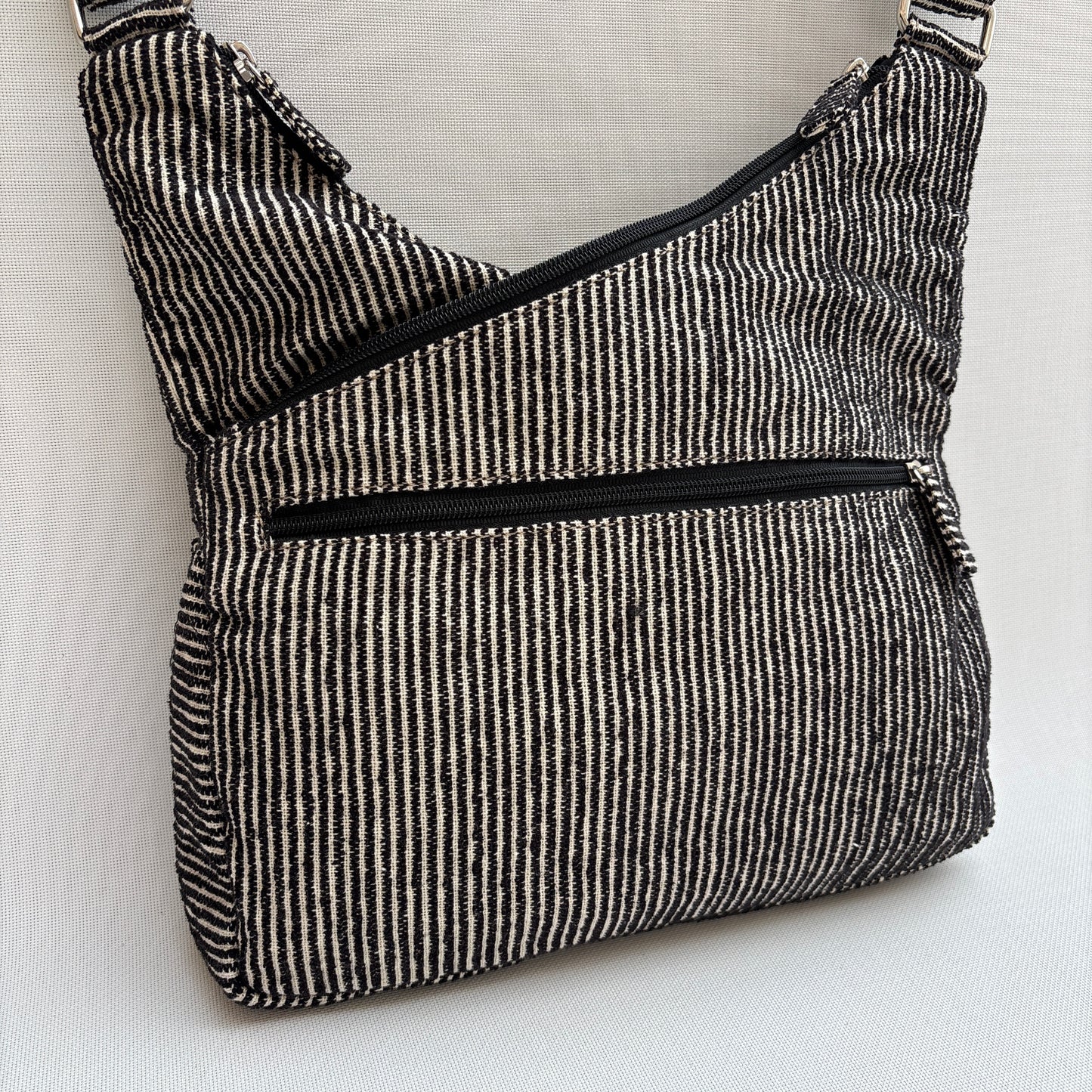 Bolso Bandolera Súper Caomka "Black Minimal Texture" · Pieza Única Núm. 19054