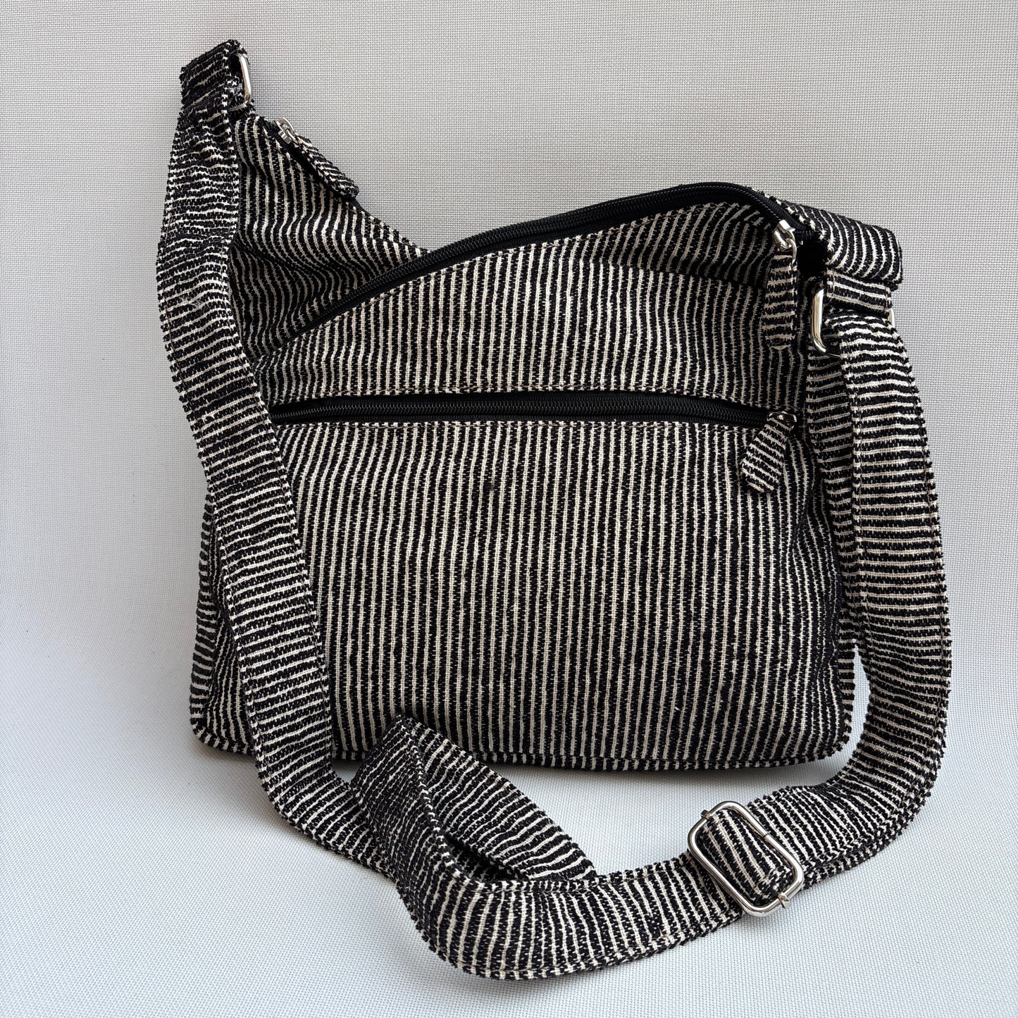 Bolso Bandolera Súper Caomka "Black Minimal Texture" · Pieza Única Núm. 19054