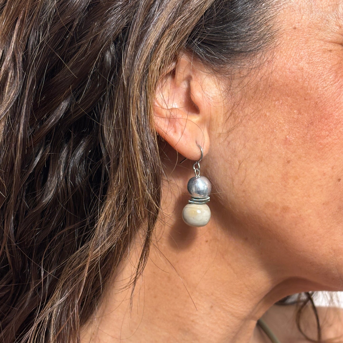 Conjunto con perlas de vidrio de Murano MAREA NORD · Jolly Venezia × Caomka. Color BEIGE/MARFIL/PLATA