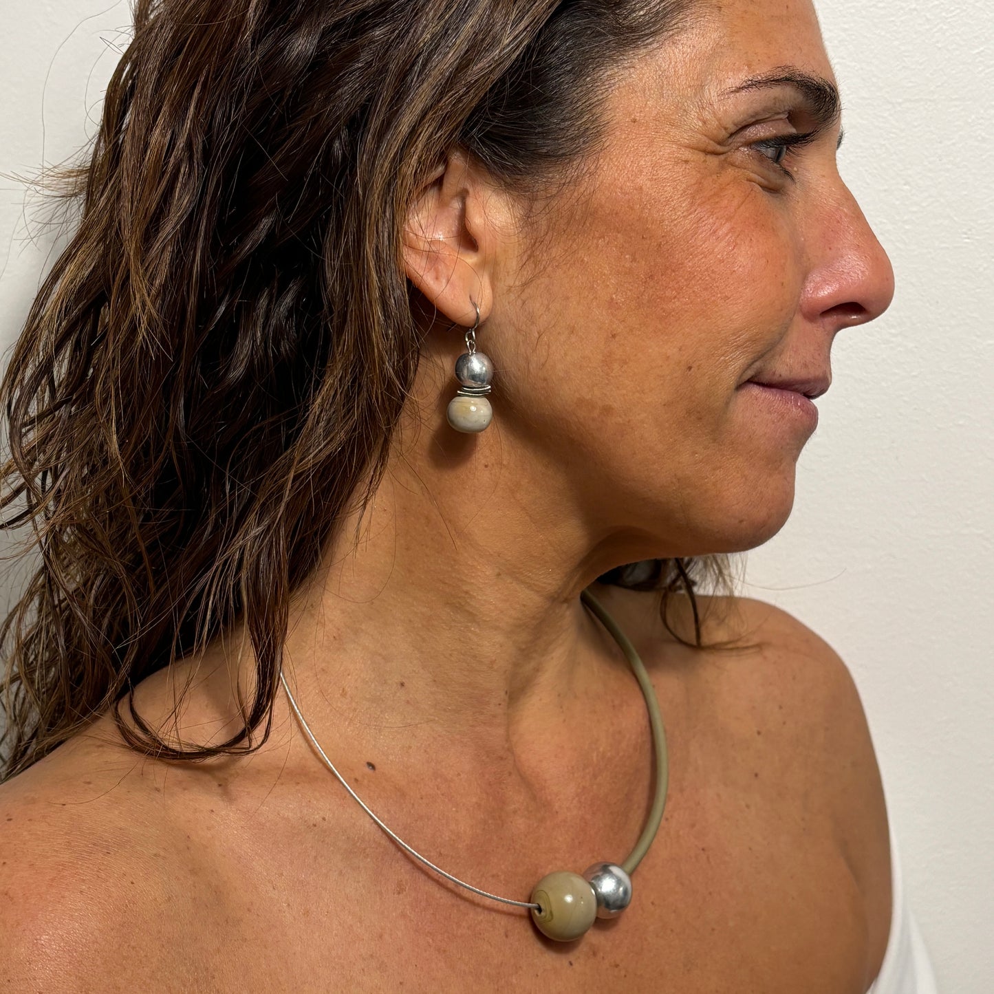 Conjunto con perlas de vidrio de Murano MAREA NORD · Jolly Venezia × Caomka. Color BEIGE/MARFIL/PLATA