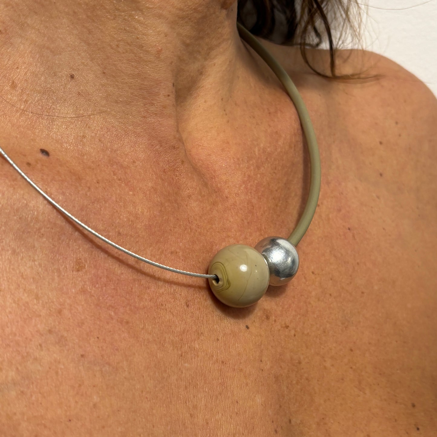 Conjunto con perlas de vidrio de Murano MAREA NORD · Jolly Venezia × Caomka. Color BEIGE/MARFIL/PLATA