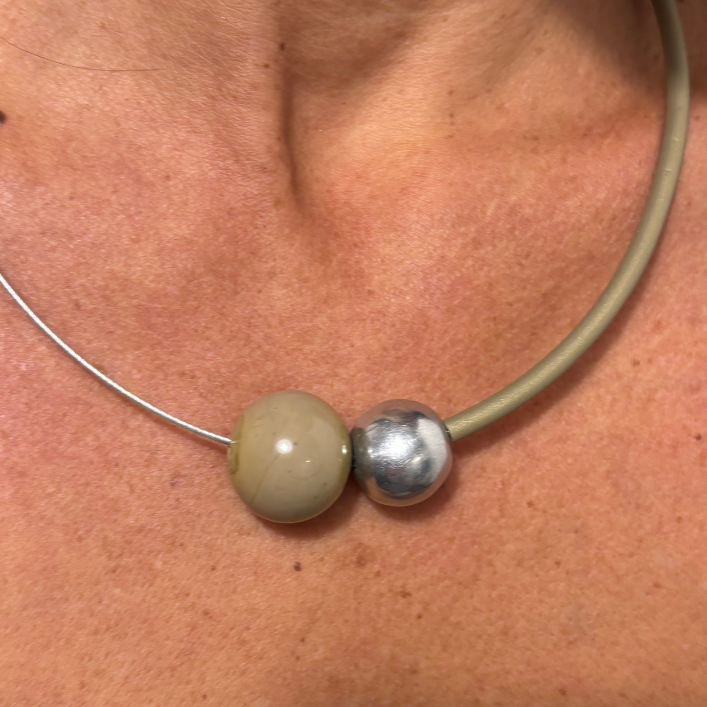 Conjunto con perlas de vidrio de Murano MAREA NORD · Jolly Venezia × Caomka. Color BEIGE/MARFIL/PLATA