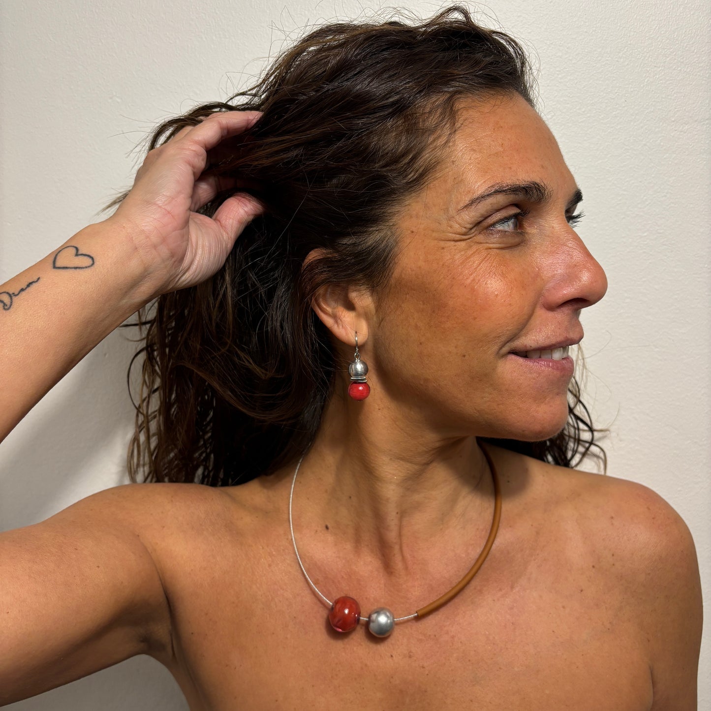 Conjunto con perlas de vidrio de Murano MAREA NORD · Jolly Venezia × Caomka. Color: ROJO/CUERO/PLATA