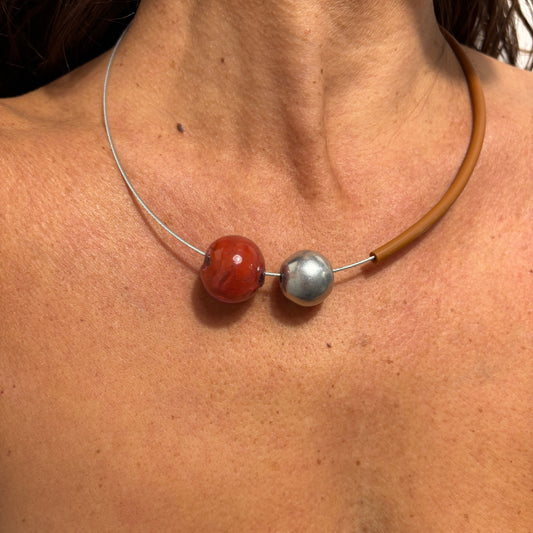 Conjunto con perlas de vidrio de Murano MAREA NORD · Jolly Venezia × Caomka. Color: ROJO/CUERO/PLATA