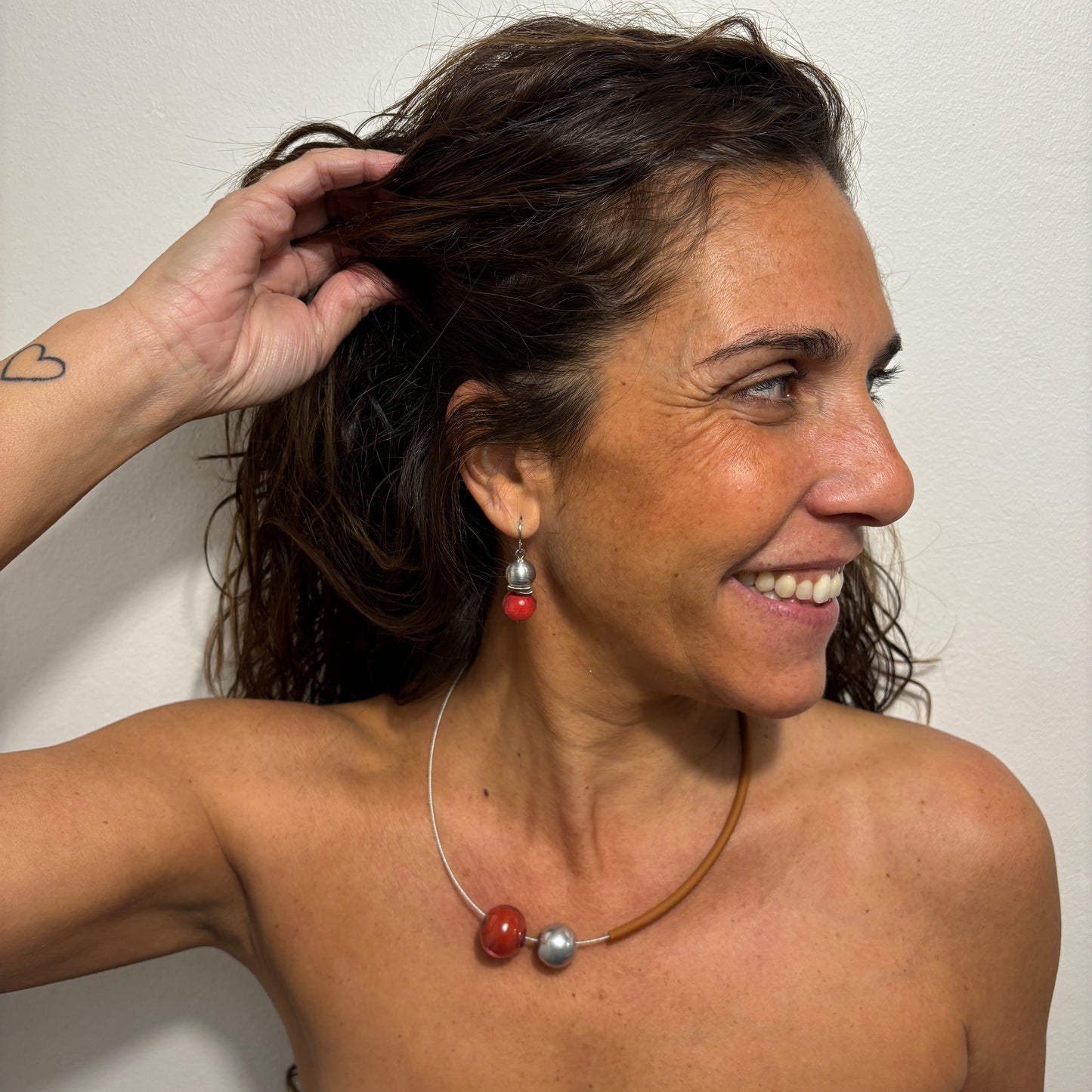 Conjunto con perlas de vidrio de Murano MAREA NORD · Jolly Venezia × Caomka. Color: ROJO/CUERO/PLATA