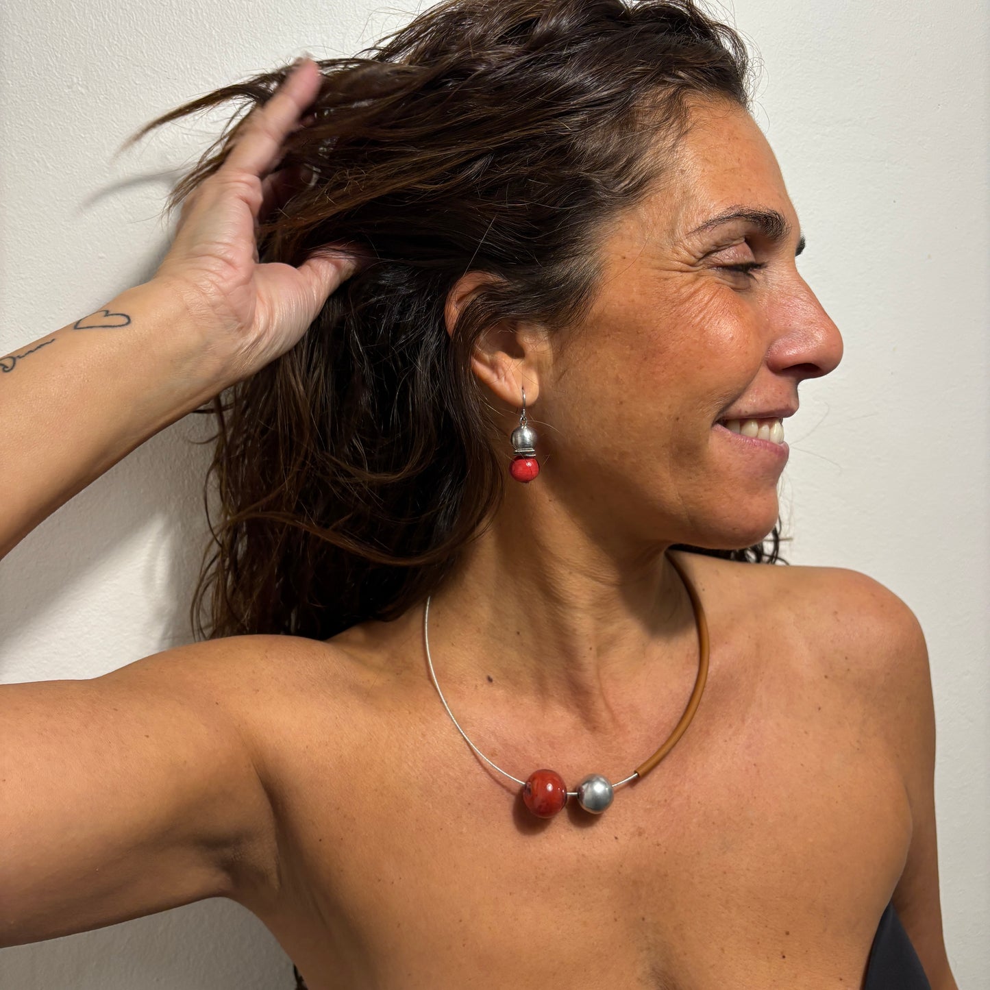 Conjunto con perlas de vidrio de Murano MAREA NORD · Jolly Venezia × Caomka. Color: ROJO/CUERO/PLATA