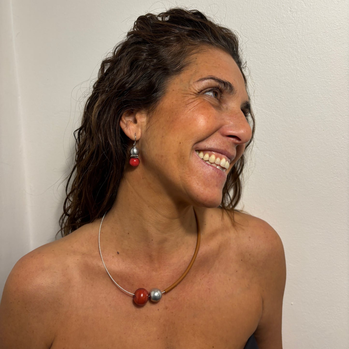 Conjunto con perlas de vidrio de Murano MAREA NORD · Jolly Venezia × Caomka. Color: ROJO/CUERO/PLATA