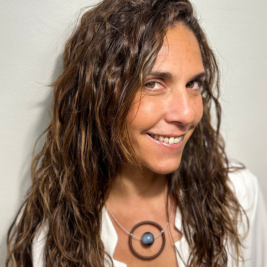 Collar con perla de vidrio de Murano GIOCO · Jolly Venezia × Caomka · Color: Gris Bruma & Cacao